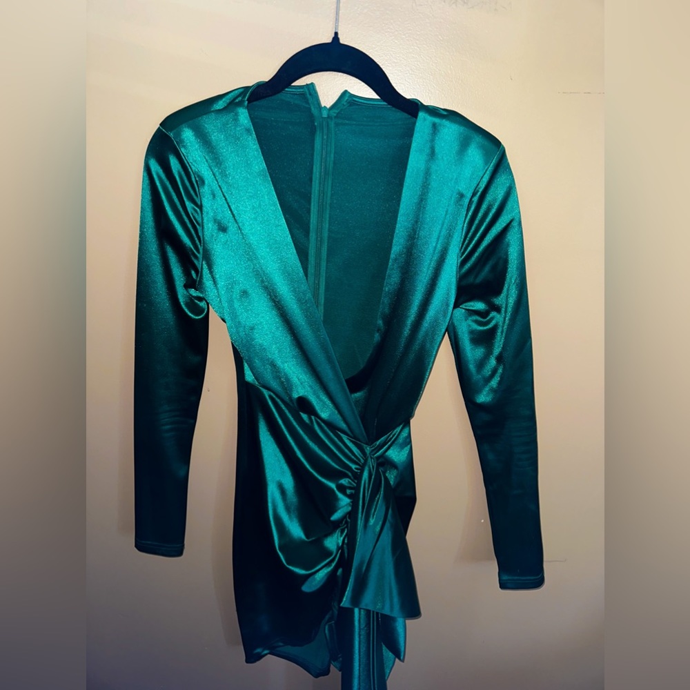 SATIN FINISH EMERALD GREEN MINI DRESS SIZE XSMALL